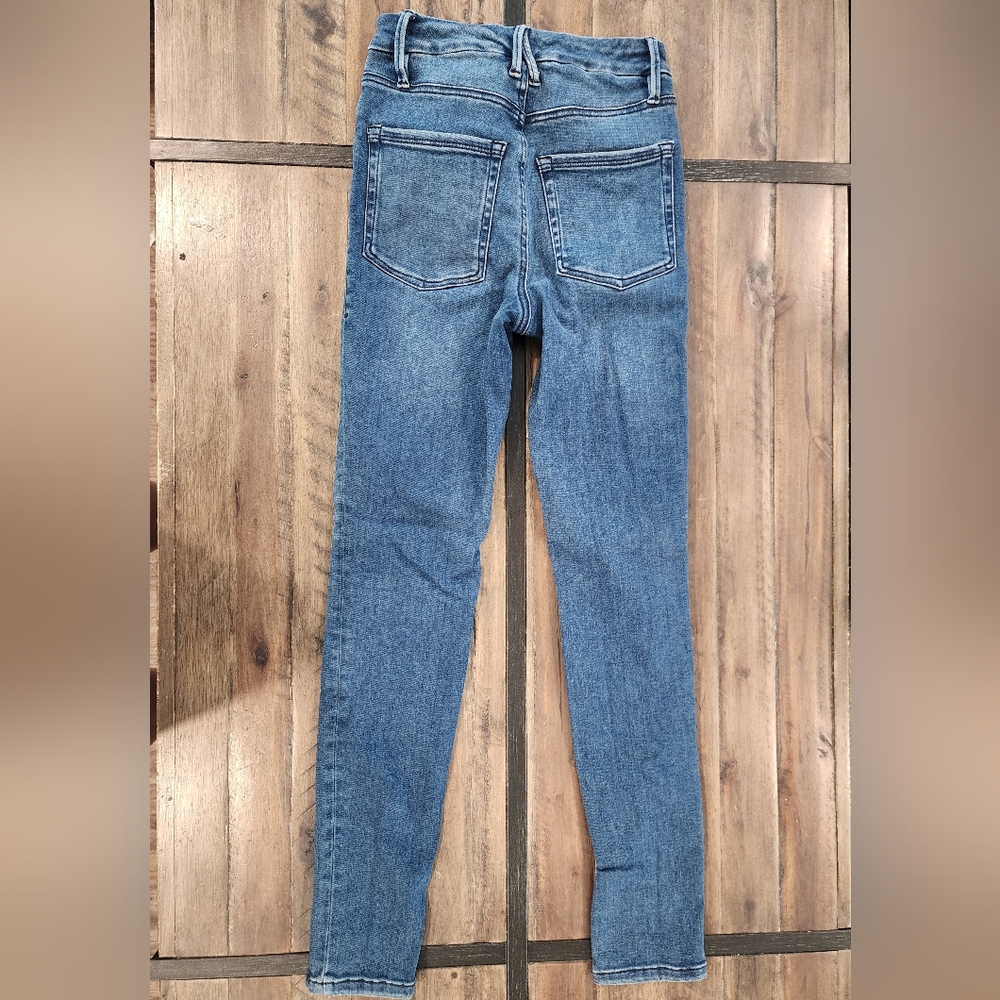 Good American Always fits high rise distressed medium wash skinny jeans - Picture 2 of 7
